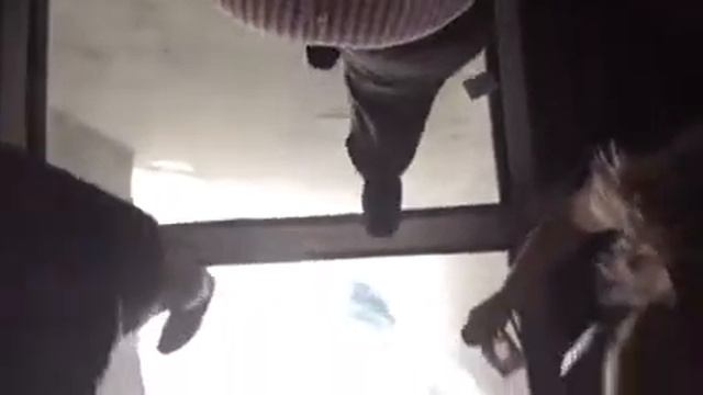 Стеклянный пол на 114 этаже - CN Tower, Торонто, Канада смотреть онлайн