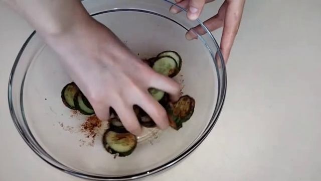 Острый  корейский салат из огурцов!Простой и быстрый рецепт на раз, два!