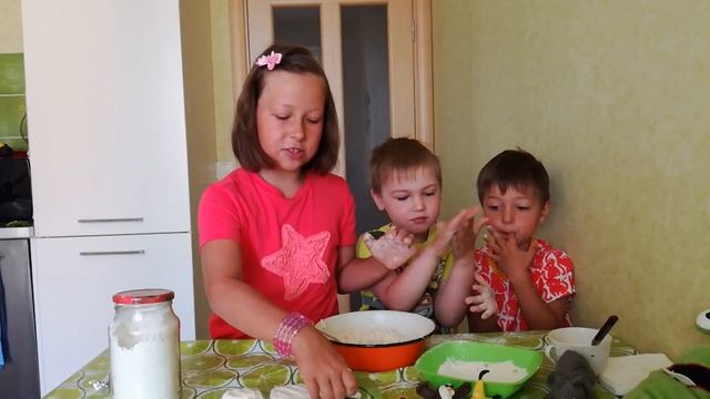 Настя, Миша и Рома готовят сырники ч.2 смотреть онлайн