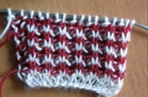 Двухцветный узор спицами "Червячки"