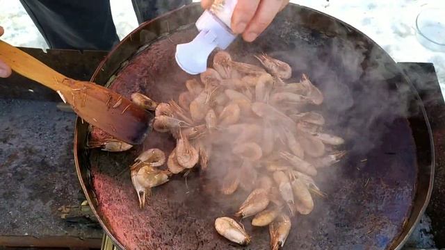 ЖАРЕНАЯ КРЕВЕТКА НА КОСТРЕ с чесноком смотреть онлайн