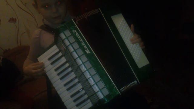 Люба играет на аккордеоне смотреть онлайн