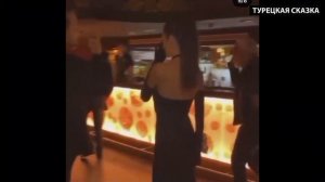 Ханде Эрчел и Бурак Дениз в КАННАХ // интервью актеров о сериале Совершенно другой я