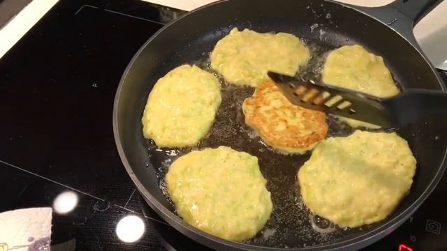 Как приготовить ОЛАДЬИ из кабачков с хрустящей корочкой . Быстрый рецепт . Готовим дома смотреть онлайн