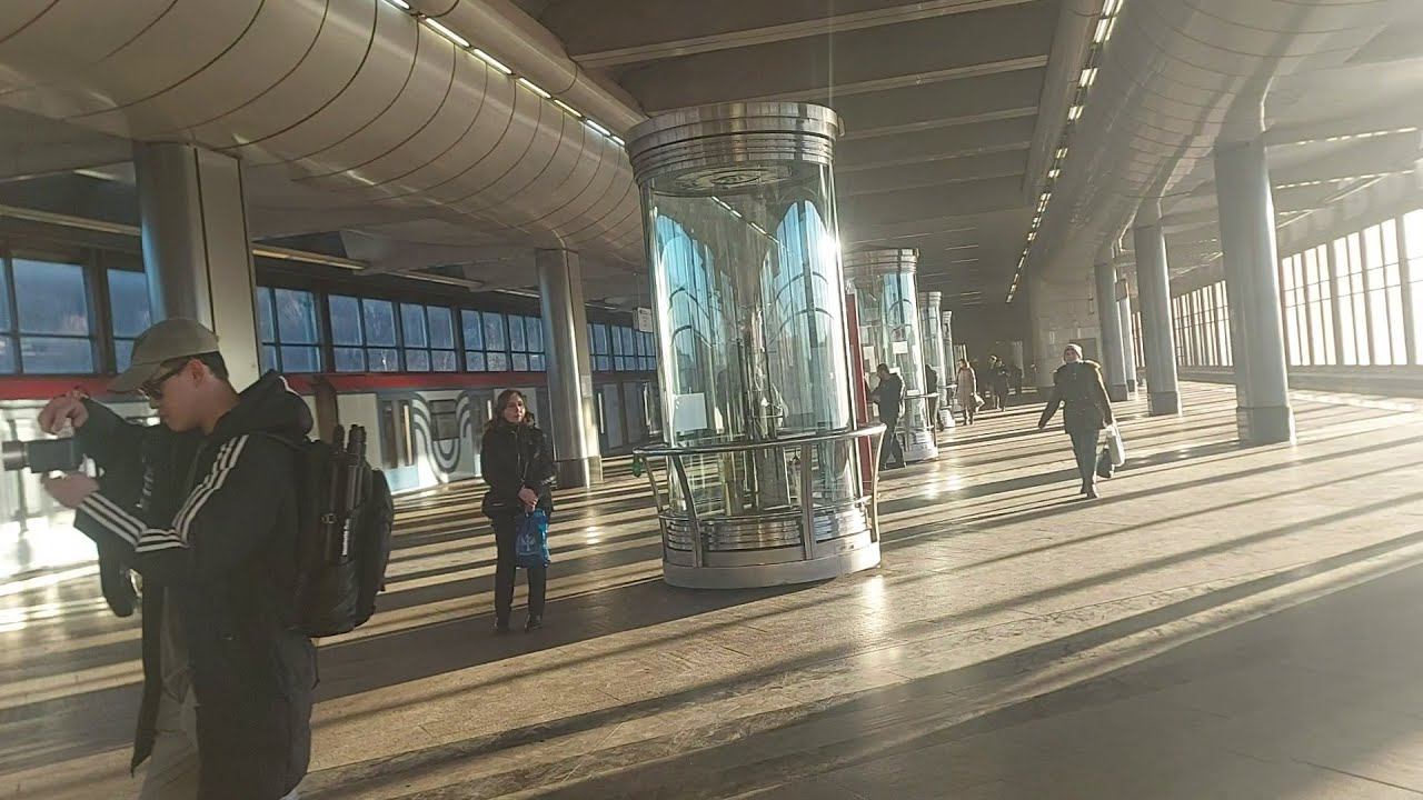 Метро Воробьёвы Горы. Выставка "История прыжков с шестом" (17.03.23)