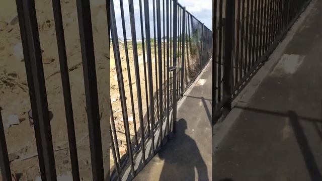 забор. профтруба. маталлпрофиль. детская площадка с калиткой. смотреть онлайн