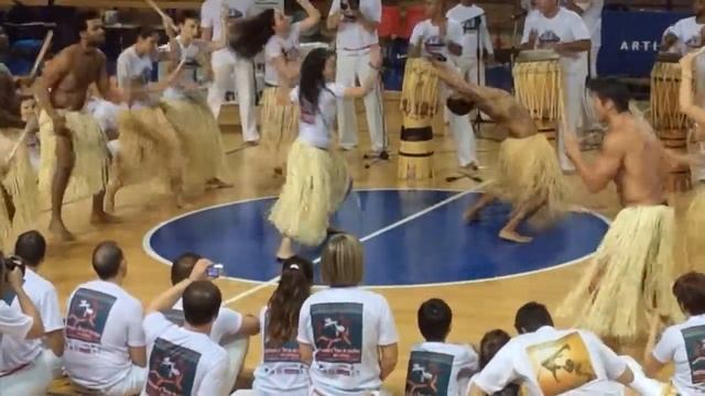 Domenica 22 Dicembre 2014 Abadá Capoeira - Batizado e Troca смотреть онлайн