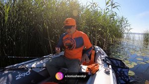 КАРАСЬ НА ПОПЛАВОК в кувшинках. Ловля на Днепре с лодки.