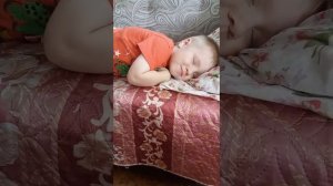 Малыш ест и засыпает.