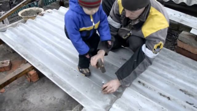 Прибить шифер. Как покрыть крышу шифером. Макс помогает папе прибивать шифер))) смотреть онлайн