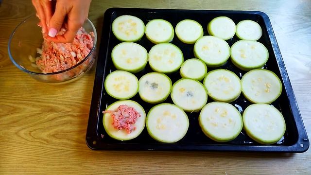 Показываю рецепт приготовления вкусных кабачков, запечённых в духовке с фаршем и сыром.