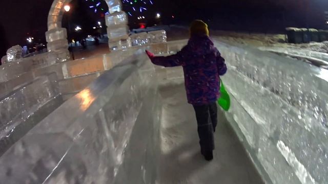 Маша в ледяном городке. Катаемся на горках катаемся на колесе обозрения смотреть онлайн