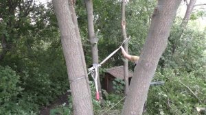 Валка деревьев в нужную сторону. Использую рычажную лебёдку и реечный домкрат.