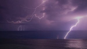 Молния. Гроза над морем