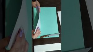 Нарезка бумаги для кручения трубочек.