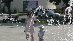 Доченька Иринка и Ева у фонтана