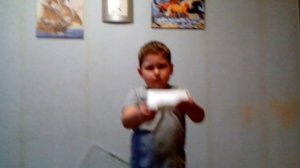 Шок! Мальчик разбивающий об голову кирпич