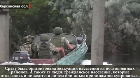 Российские военные ликвидируют последствия наводнения в Херсонской области