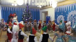 Общий танец на новогоднем утреннике 2016 в младшей группе.Муз. рук. Максюта Г. В.