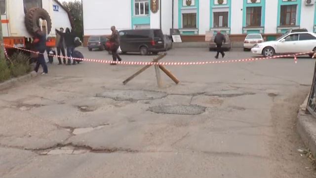 Сегодня утром в микрорайоне Лена был перегорожен проезд смотреть онлайн