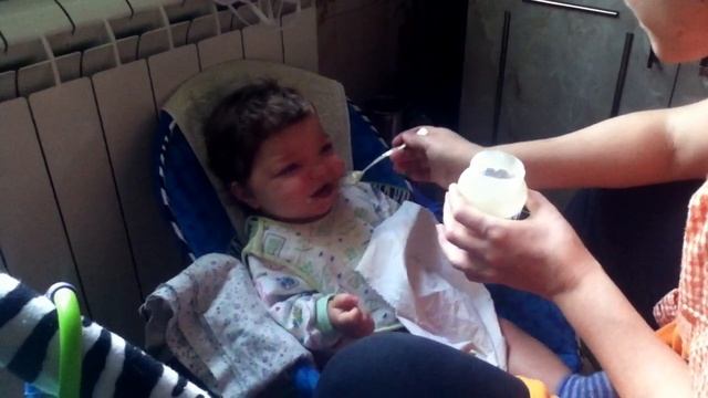 Мама кормит Вику кашей 23/09/2012 смотреть онлайн