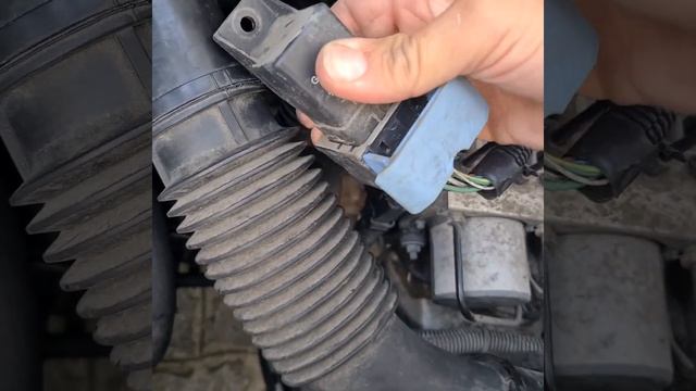 Changing a Glow plug relay on a Peugeot expert 2007 1.6hdi. #peugeot #expert #glowplugrelay смотреть онлайн