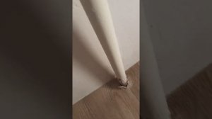 Подрезка линолеума около труб