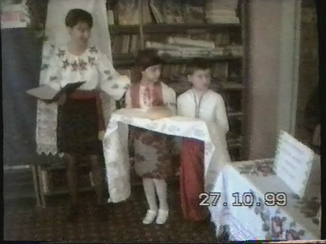 1999.10.27Александровка в библиотеке-Народный ансамбль (Калина красная) и 3й класс