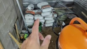 ЧЕРНОВАЯ СТЯЖКА ПОЛА ПО ГРУНТУ БЕЗ МАЯКОВ!!! своими руками В БАНЕ, ЧАСТНОМ ДОМЕ, ГАРАЖЕ