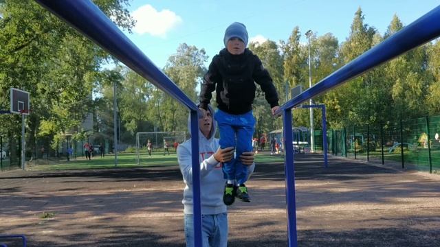 КАК Я СТАЛ...ЗАНИМАТЬСЯ спортом!Тренируется на спортивной площадке!Отдыхаем