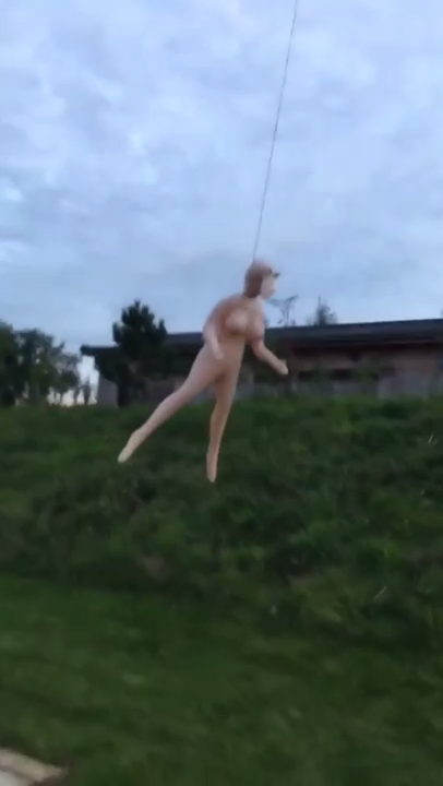 Отправили надувную куклу в полет смотреть онлайн