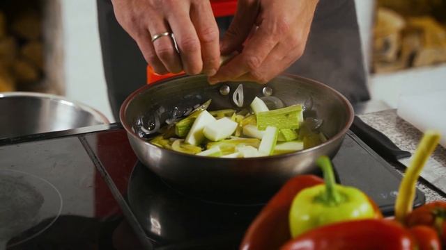 Как приготовить соте из кабачков на сковороде. Вкусный вегетарианский рецепт!