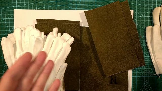 Перчатки для работы с кожей. Я выбрал тонкие хлопковые перчатки, которые дышат