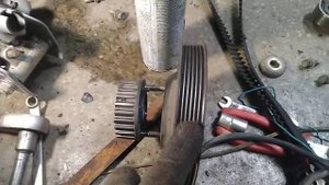 Снятие зведочки коленвала механизма ремня ГРМ  Mitsubishi 4g69