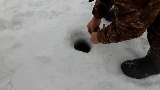 Поставили косынки / Зимняя рыбалка в палатке / Да же кот не стал есть эту рыбу! смотреть онлайн