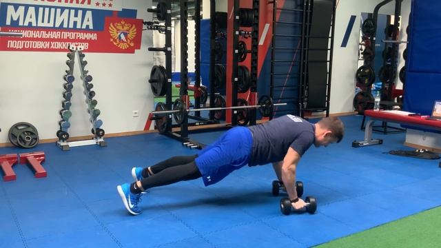 Отжимания с тягой гантели смотреть онлайн