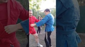 Разрыв захвата, задняя подножка и с захвата двух рук обратная спина и задняя подножка
