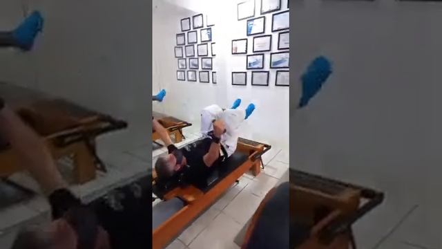 Esse vídeo contém um um exemplo de treinamento de Pilates no equipamento Reformer.