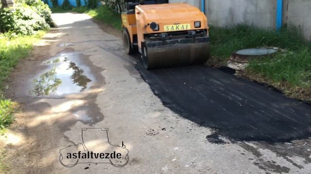 Асфальтирование разбитого участка дороги.