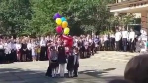Школьники запустили воздушный шар в форме пятерки, но в небо улетела двойка