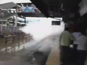 В Индии Скоростной поезд устроил цунами на станции#News