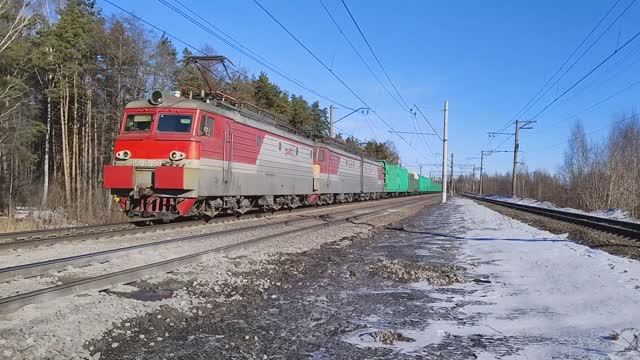 Электровоз ВЛ11.8-808 с грузовым поездом