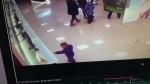 Ребенок уронил телевизор в магазине