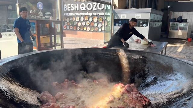 СВАДЕБНЫЙ МЕГА ПЛОВ ! САМАЯ ПОПУЛЯРНАЯ ЕДА В УЗБЕКИСТАНЕ #плов #еда #узбекистан смотреть онлайн