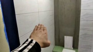 полки из плитки в ванной комнате