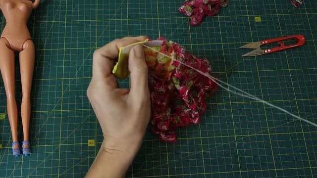 Шью желто-розовое платье 2 для куклы Барби. I sew a yellow-pink dress 2 for a Barbie doll.
