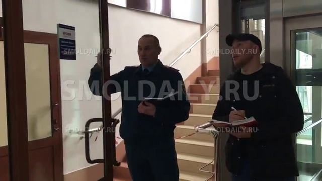 На дверях нет доводчиков. ТЦ Юнона Смоленск