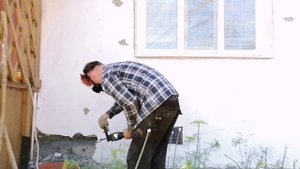 Отбиваю старую штукатурку со шлаковой стены, пришёл друг Костян и ужаснулся!!!