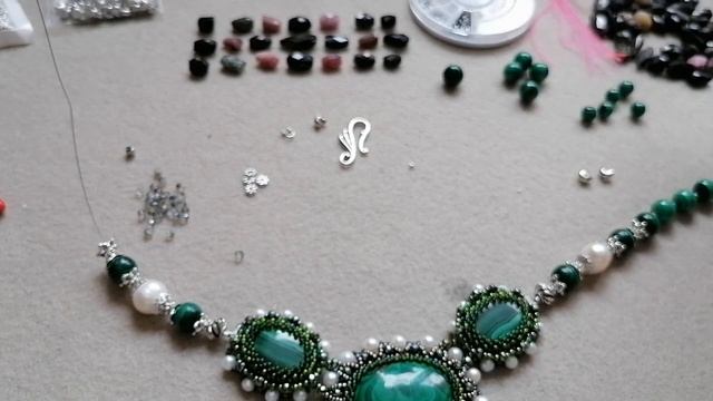 Крепление бус к плетеному колье. Ставим замок. смотреть онлайн