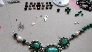 Крепление бус к плетеному колье. Ставим замок.